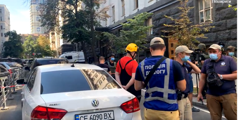 У Києві чоловік зайшов з гранатою в Кабмін і погрожує підірвати будівлю (ПРЯМИЙ ЕФІР)